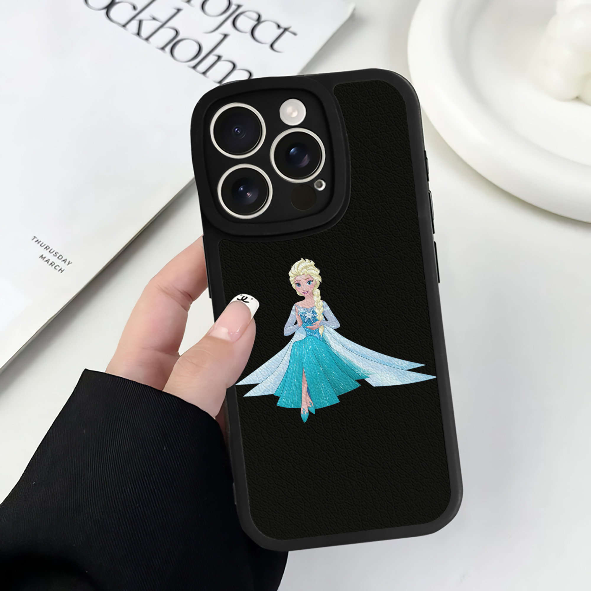 （画像用） アナと雪の女王 アンナ エルサ Frozen Anna Elsa 【iPhone 16シリーズ対応】シリコンスマホケース（レザー調） 材質：シリコン